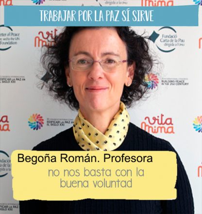 Fotografía de tres cuartos de Begoña Román, directora del postgrado en cultura de la Paz, delante de un fotocall del proyecto Vitamina.Hay una cita suya sobreimpresa 